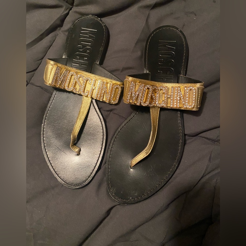 Gold Moschino thong sandals size 40